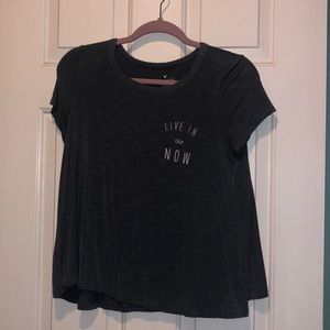 Blue short sleeve AEO top, says “live in the now”